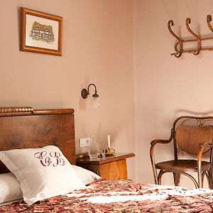 Zimmer mit Kingsize-Bett